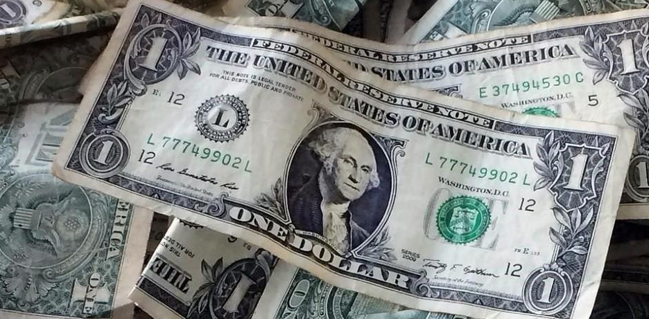 Peso pierde 0.22%; dólar cotiza en $23.49 por unidad en bancos