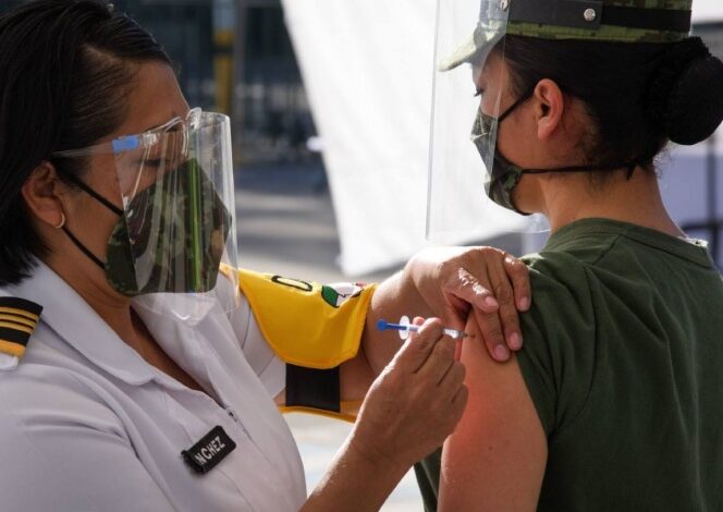 Aplican vacunas a personal médico del Hospital Central Militar