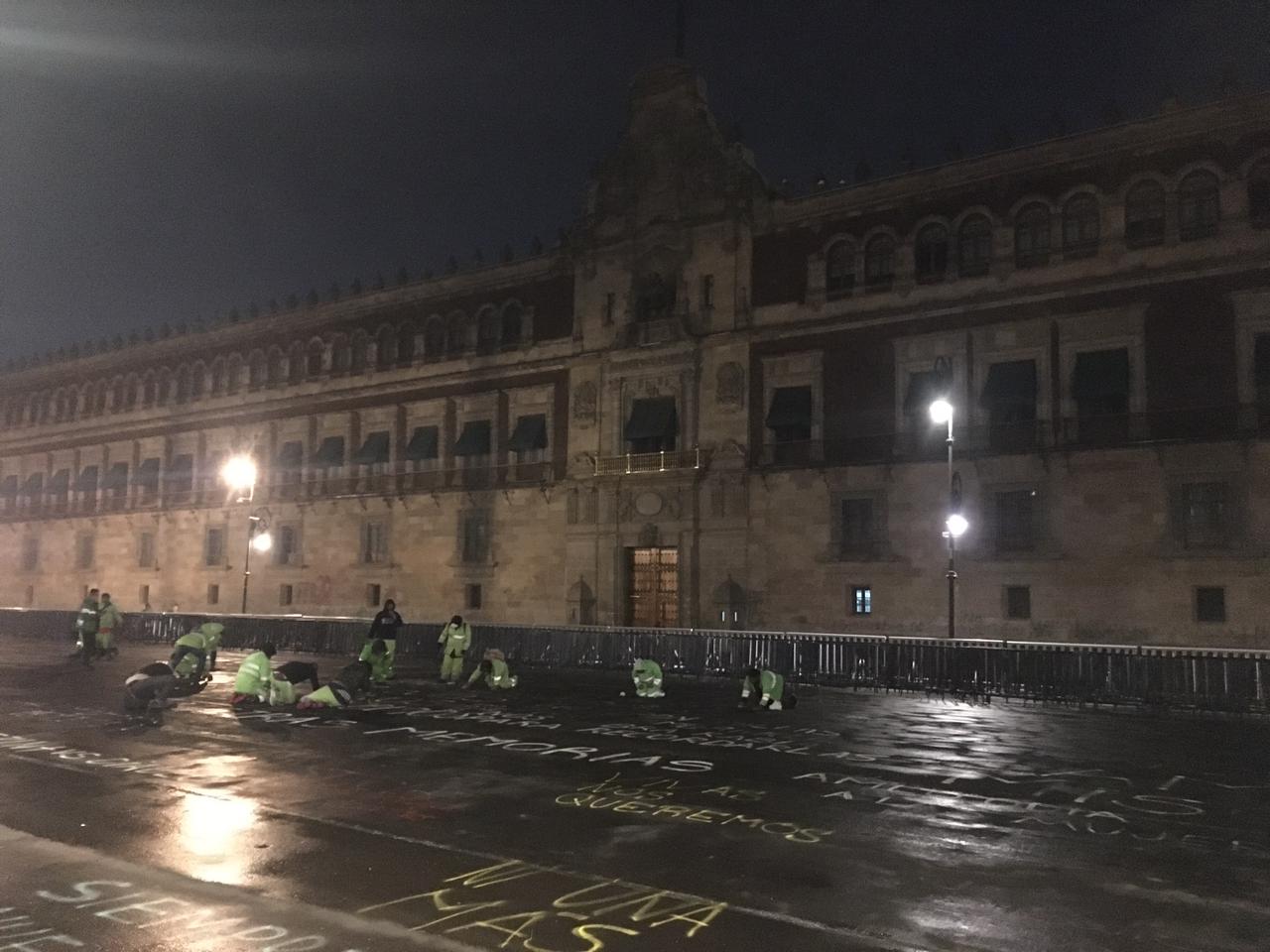 Retiran vallas metálicas en Palacio Nacional y limpian Zócalo de CdMx tras marcha por 8M.