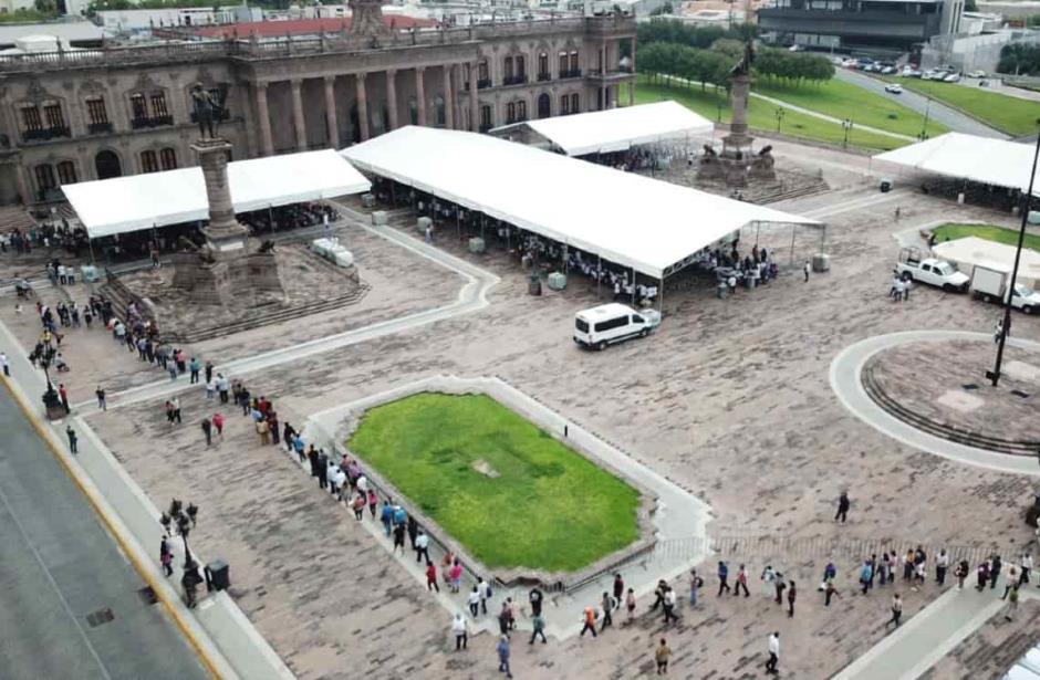 Abarrotan macromódulo de vacunación contra Covid-19 en el Centro de Monterrey