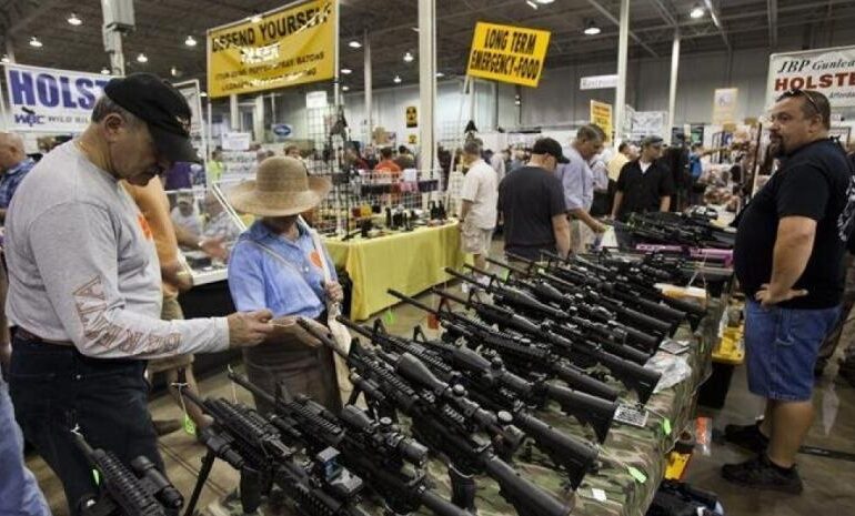 Datos falsos y usuarios “fantasma”, trucos para nutrir desde México a fabricantes de armas