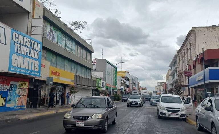 Refresca llovizna a calles del Centro de la ciudad de Chihuahua