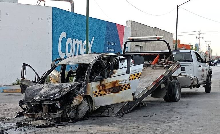 Taxi choca y se incendia en semáforo del Eje Vial Juan Gabriel