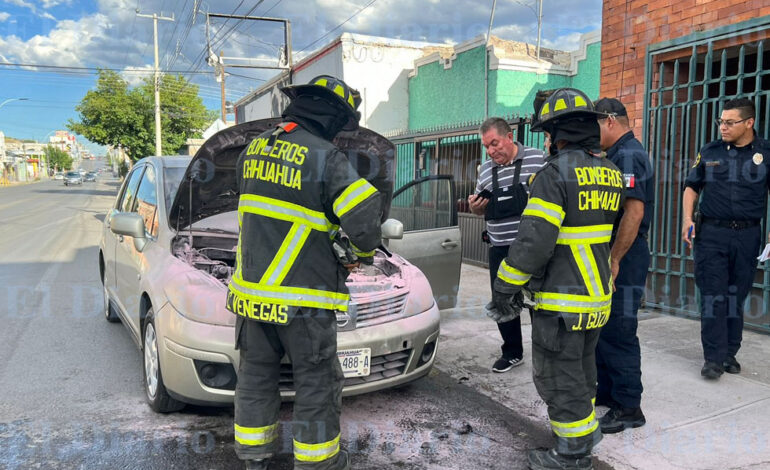 Arde vehículo sobre la avenida Independencia