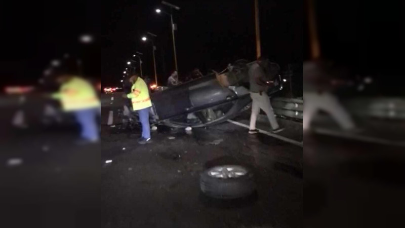 Madre e hijo heridos al volcar auto en Parácuaro, Michoacán