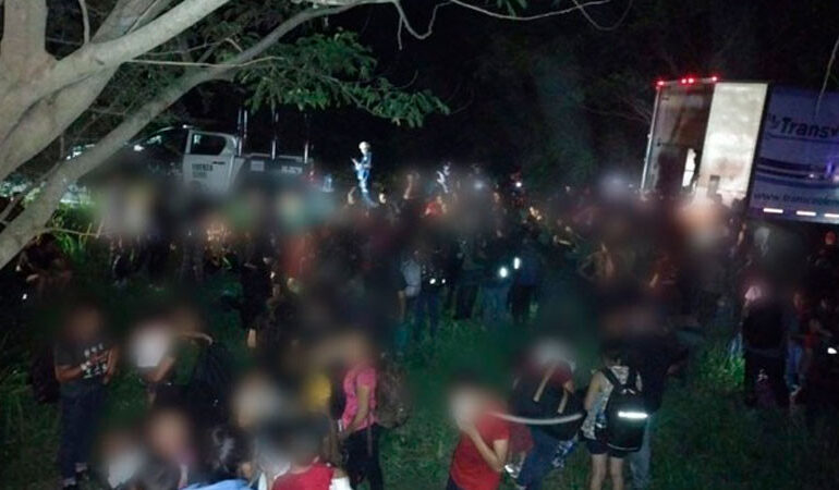 Rescatan 206 migrantes encerrados en cajas herméticas de tráiler; estaban abandonados