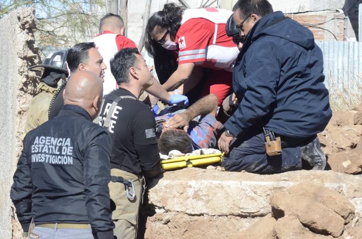 Cae muro sobre albañil de 63 años, resulta con fracturas y severas heridas