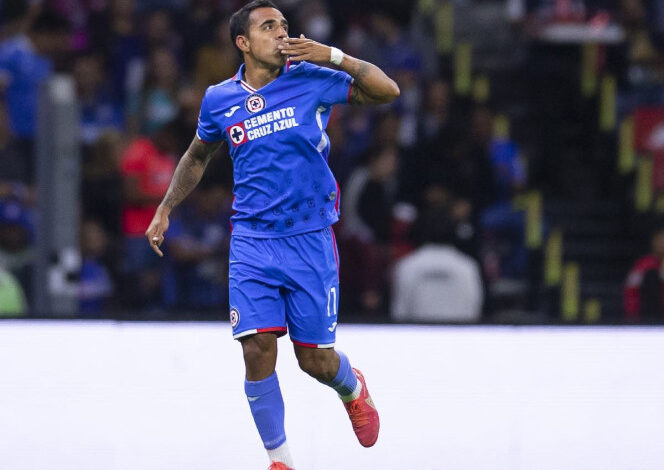 Cruz Azul logra imponerse a Pumas sobre la hora; Escoboza, el héroe