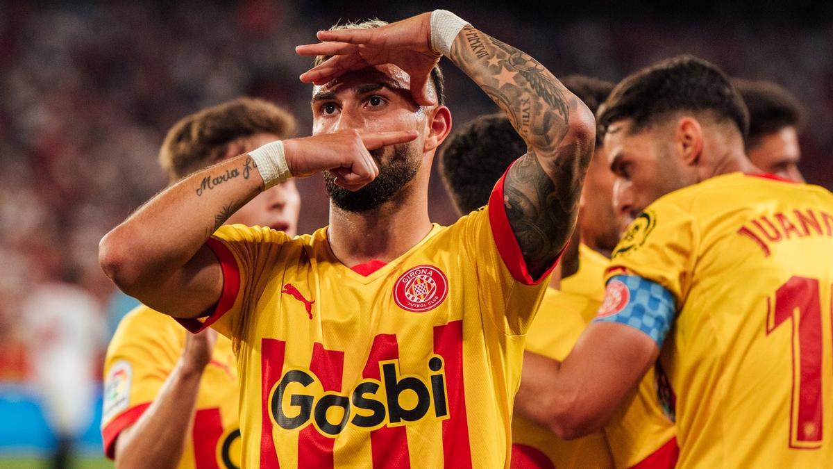 El Girona aviva el sueño europeo con una gran victoria en Sevilla