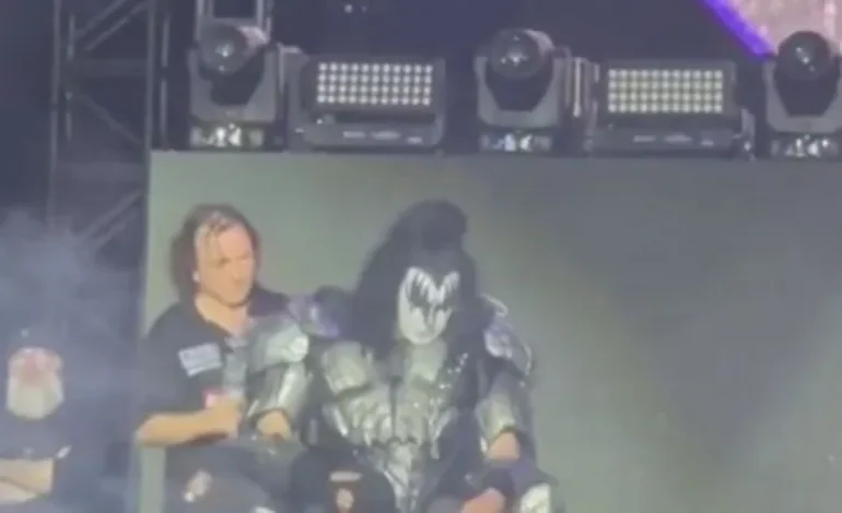 Gene Simmons, vocalista de Kiss, se siente mal en pleno concierto