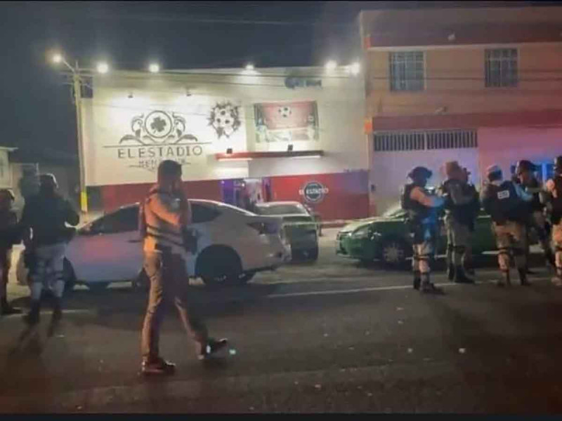 Grupo armado ejecuta a 9 en bar; hay 10 heridos