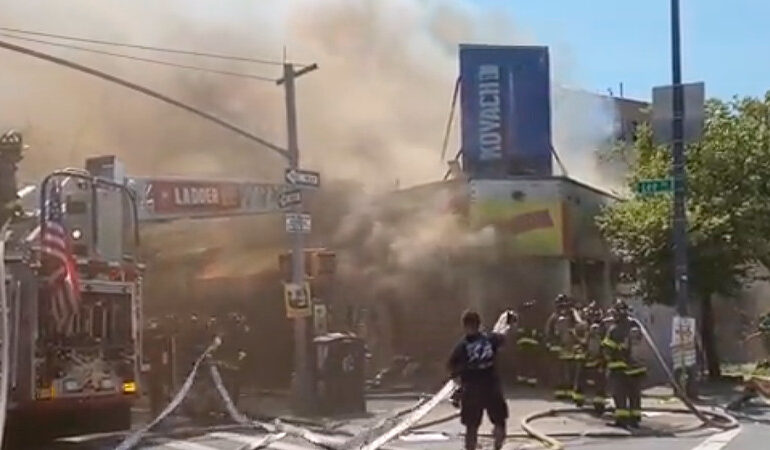 Incendios en Nueva York dejan tres niños heridos y 10 bomberos heridos