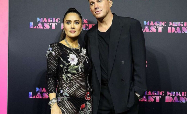 Salma Hayek revela que su esposo celebra los espectaculares vestidos que utiliza