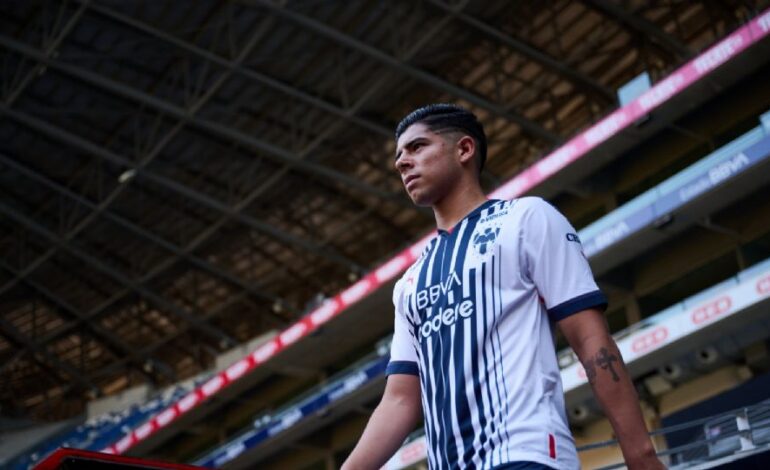 Víctor Guzmán tomaría la titularidad en la central de Rayados