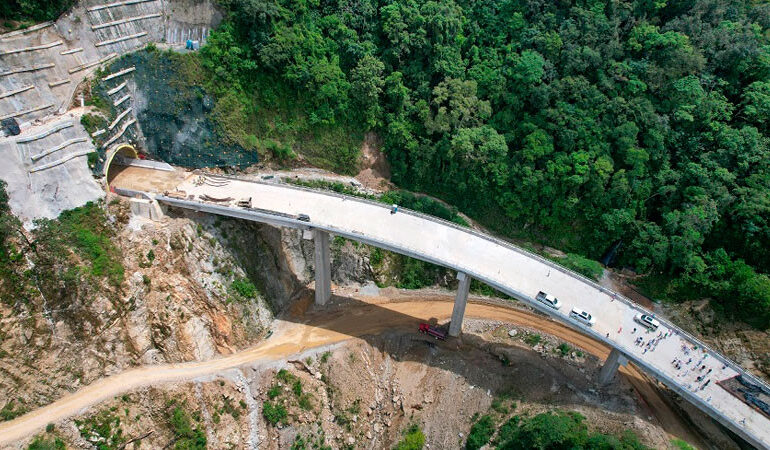 Supervisa SICT avance de obras de la autopista Barranca Larga-Ventanilla en Oaxaca