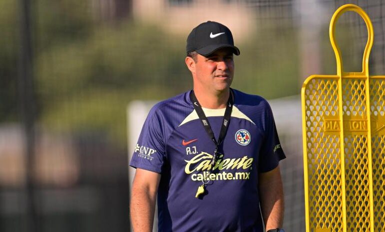 Viene el ‘Clásico Nacional’ y América se queda sin entrenador