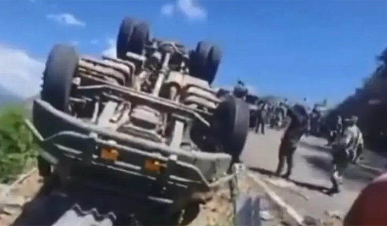 Volcadura de camión militar causa dos muertes y múltiples lesionados en Durango