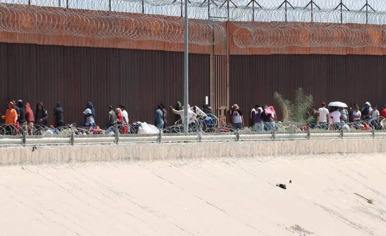 Cruce masivo de migrantes a El Paso libera las calles de Juárez