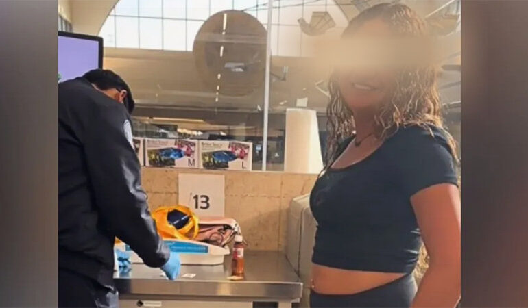 Detienen a mexicana en aeropuerto de Los Ángeles por bote de Tajín