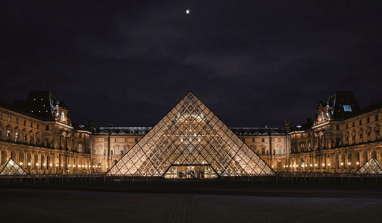 Evacuan Museo de Louvre, en París, tras recibir amenaza por escrito