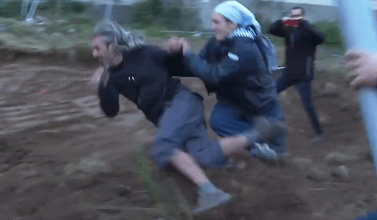 Francia: Monja taclea a manifestante tras oponerse a construir nueva iglesia