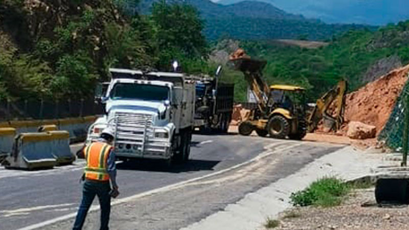 Por concluir trabajos en 23 puntos carreteros afectados por el huracán Otis en Guerrero: SICT