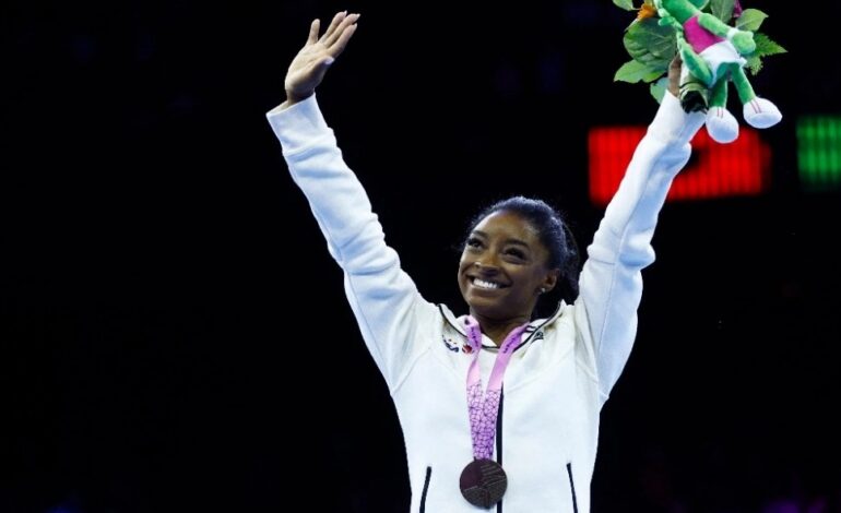 Simone Biles suma dos oros más en mundial de gimnasia de Amberes