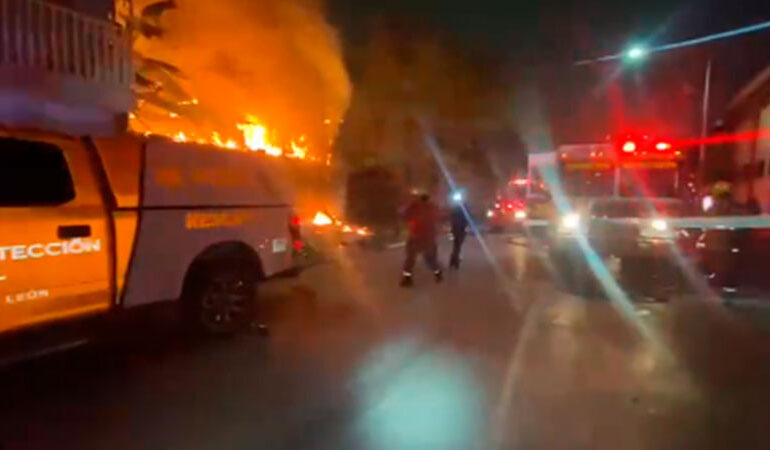 Se incendia bodega de carbón en Monterrey; desalojan a 23 personas