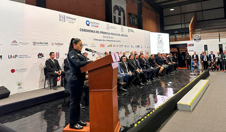 Querétaro: Arllet Santiago recibe el premio al Policía del Año 2023
