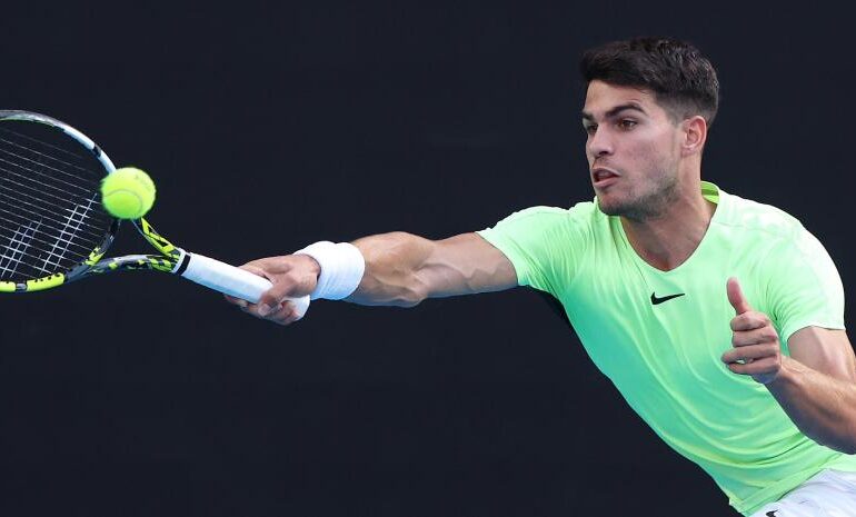 Alcaraz supera con solvencia a Ruud en la última exhibición en el Abierto de Australia