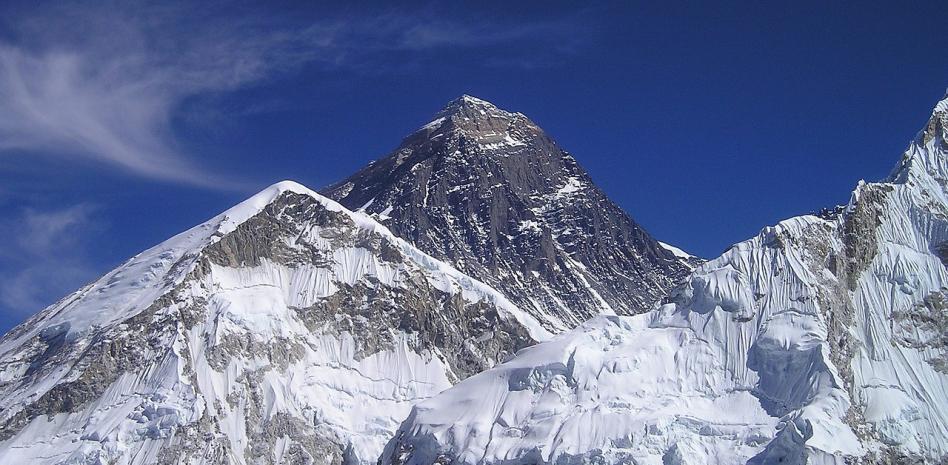 Nepal intenta rescatar a dos escaladores desaparecidos hace 72 horas en el Everest