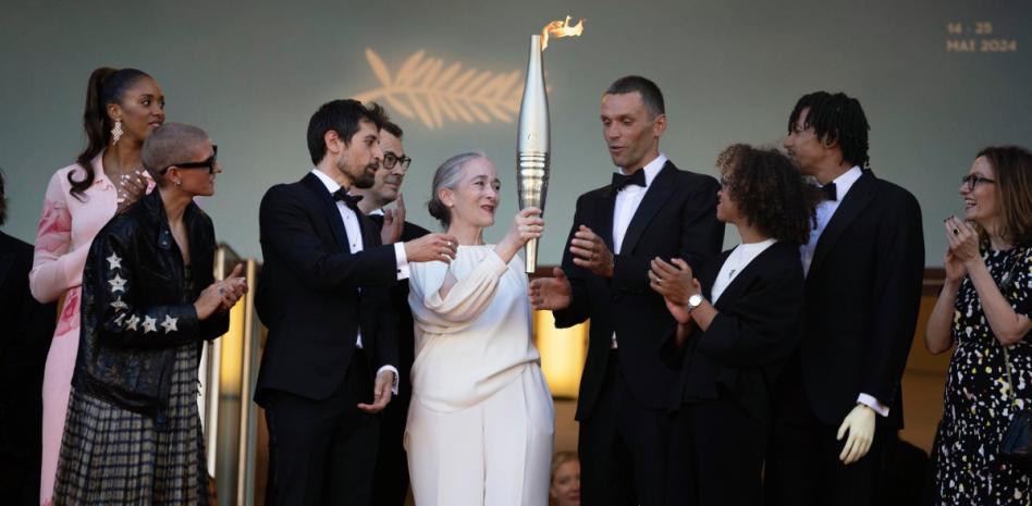 Cannes y los Juegos Olímpicos se unen con la antorcha paseando por la alfombra roja