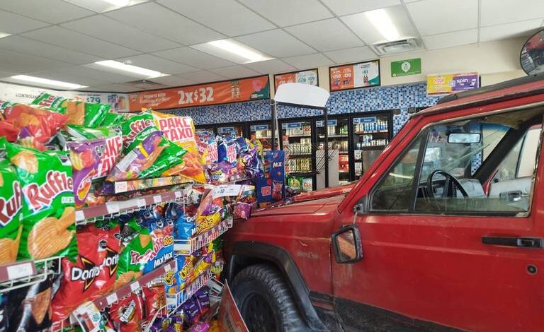 Se metió al Oxxo con todo y Jeep