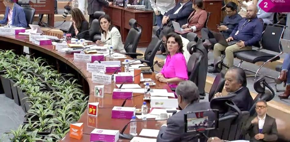 Fiscalización de INE tiene proyecto para sancionar a partidos; lunes resolverá Consejo General