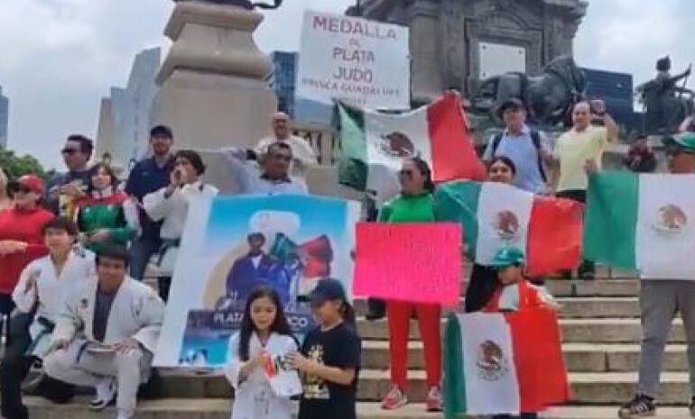 Decenas de mexicanos celebran en el Ángel la histórica medalla de Awiti