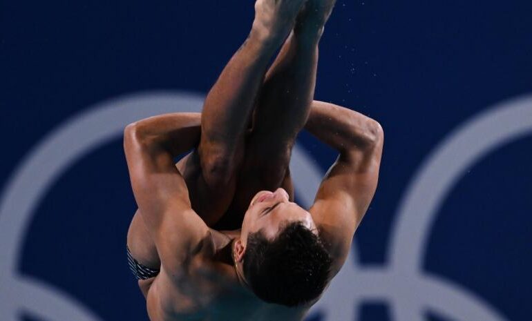 Osmar Olvera clasifica en quinto sitio a la semifinal de trampolín 3m