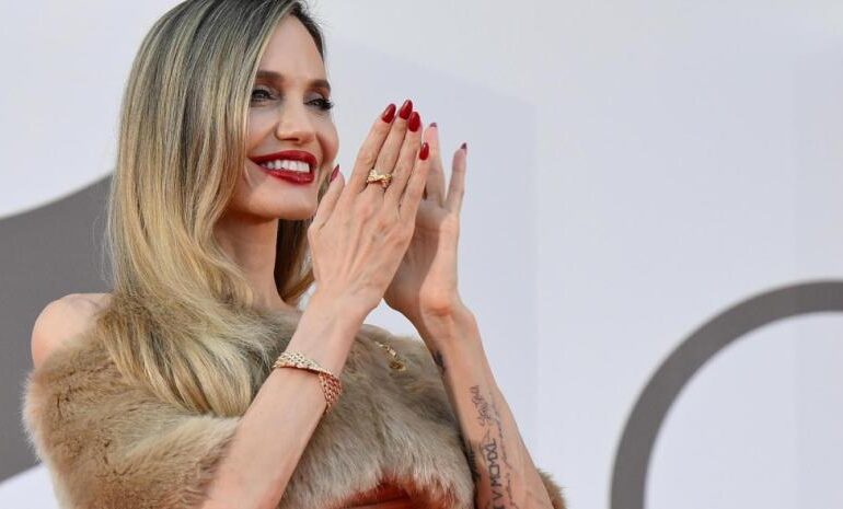 Angelina Jolie impera en la alfombra roja de la Mostra