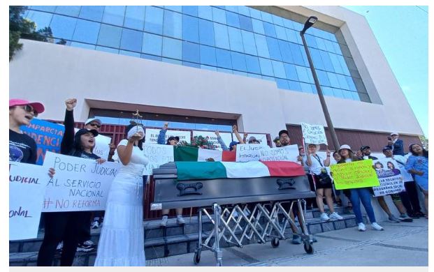 Colocan ataúd a las afueras del edificio