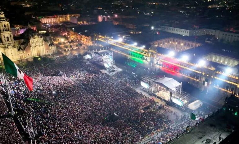 “Viva la Cuarta Transformación”, grita por primera y última vez AMLO en el Zócalo