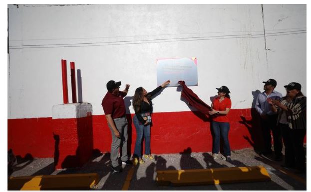 Develan placa del mural “Cuna de Campeones” en el Gimnasio Josué Neri Santos