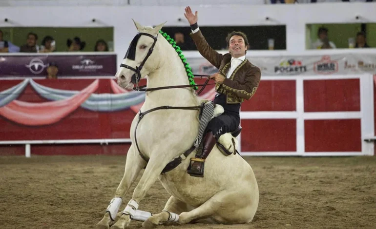 Rejoneador Andy Cartagena gana la corrida goyesca