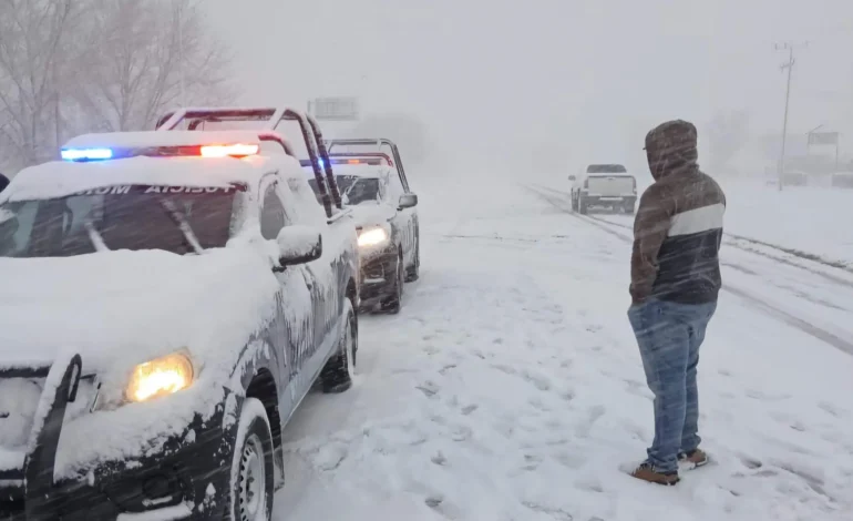 ¡Toma precauciones! Llega la nieve a 24 municipios; alertan por congelamiento de tramos y calles