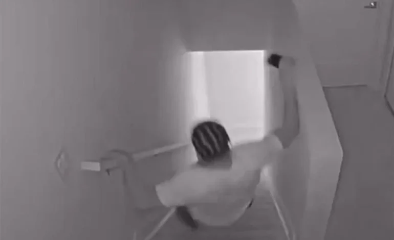 Jugador de Lions cae de las escaleras por ir viendo el cel