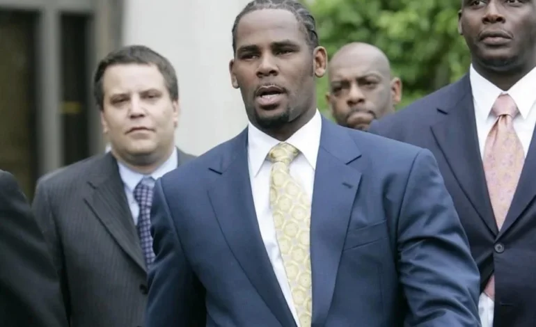 Acusan a R. Kelly de deber millones en indemnizaciones
