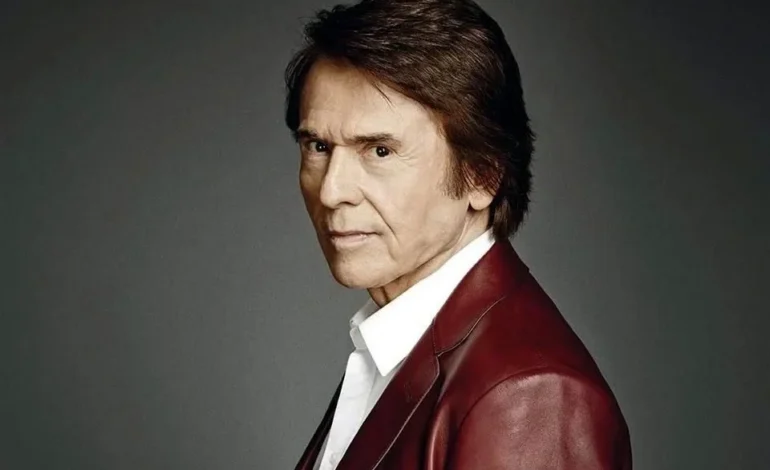 Raphael reaparece recuperado en concierto de Carlos Rivera