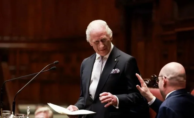 Se reúne Papa Francisco con rey Carlos en privado