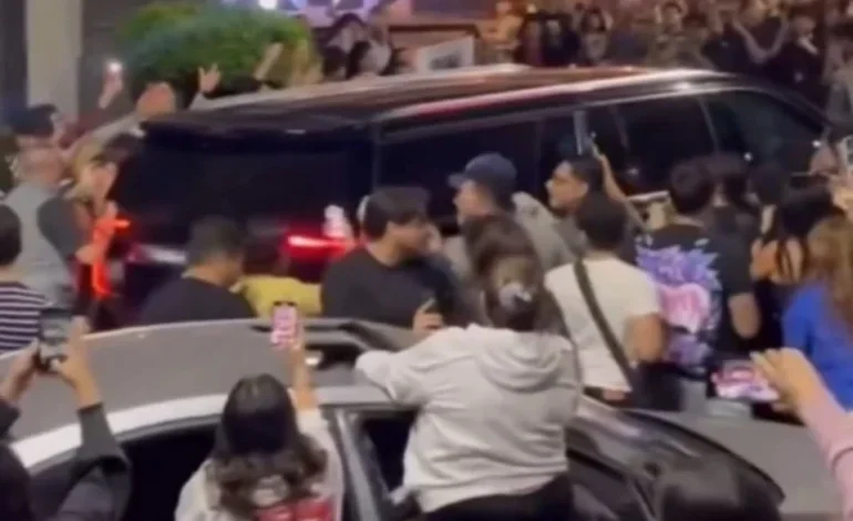 Recibieron fans a Lady Gaga entre tumultos afuera de hotel