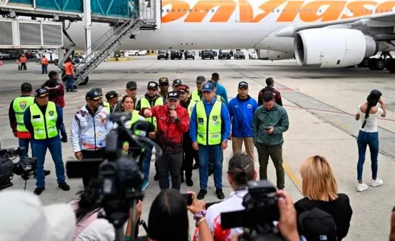 Llega a Venezuela vuelo con 313 migrantes desde México
