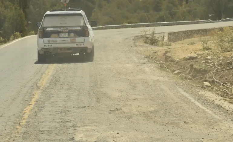 En deplorables condiciones, camino que conduce a Guadalupe y Calvo