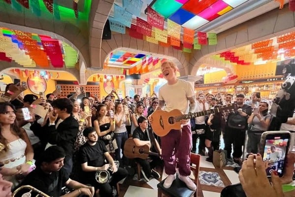 Sorprende Ed Sheeran a fans mexicanos con show íntimo